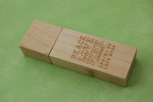 รับผลิต ขายส่ง พรีเมี่ยม แฟลชไดร์ฟ Flash Drive รับทำโลโก้ สลักข้อความ ราคาถูก รับผลิต ขายส่ง พรีเมี่ยม แฟลชไดร์ฟ Flash Drive รับทำโลโก้ สลักข้อความ ราคาถูก