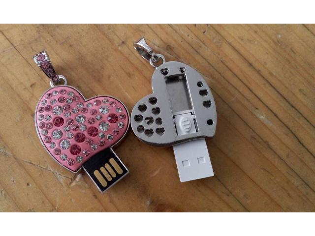 รับทำ แฮนดี้ไดร์ฟจี้ล็อกเก็ตห้อยคอ handy drive ฝังคริสตัล พร้อมสร้อยคอ ราคาส่ง รับทำ แฮนดี้ไดร์ฟจี้ล็อกเก็ตห้อยคอ handy drive ฝังคริสตัล พร้อมสร้อยคอ ราคาส่ง