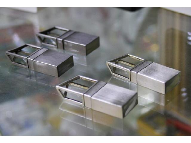 แฟลชไดร์ฟแก้วคริสตัลรูปสี่เหลี่ยมผืนผ้า USB Flash Drive พร้อมฝาปิดโลหะ แฟลชไดร์ฟแก้วคริสตัลรูปสี่เหลี่ยมผืนผ้า USB Flash Drive พร้อมฝาปิดโลหะ