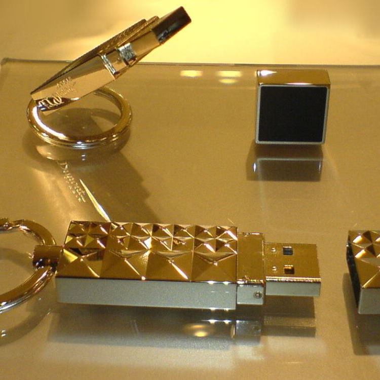 รับทำ USB แฟลชไดร์ฟทองคำ สุดหรูหราด้วยกลิ่นอายการออกแบบ Luxury